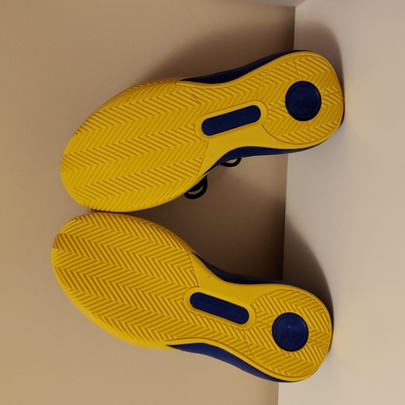Super cool 😎 blue and yellow UnderArmour Stephen Curry shoes with laces. - Picture 4 of 5